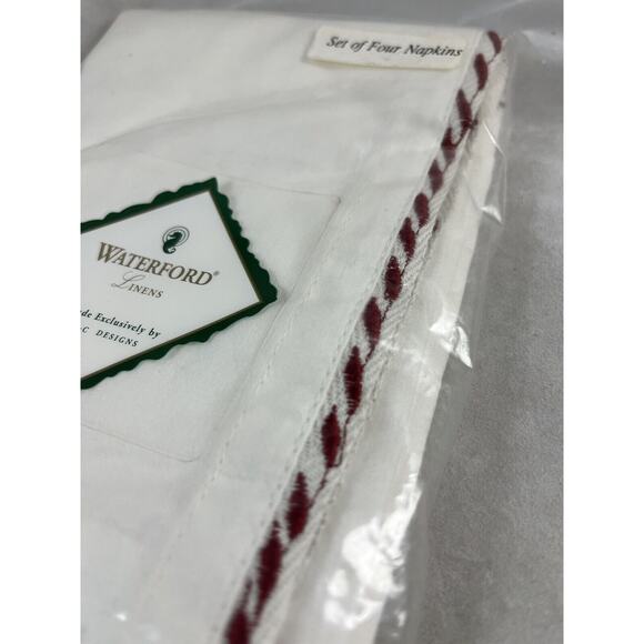 Waterford Linens Set of 4 Napkins Red White Trim New Dead Stock NIP - Picture 4 of 5